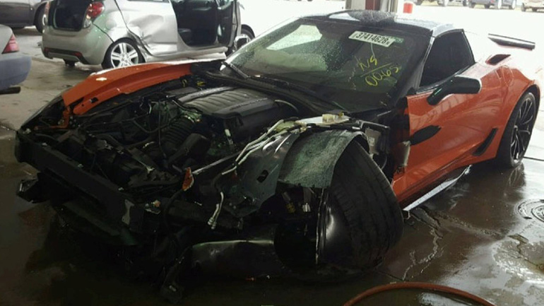 Δεν πρόλαβε να βγει από την αντιπροσωπεία και τράκαρε!